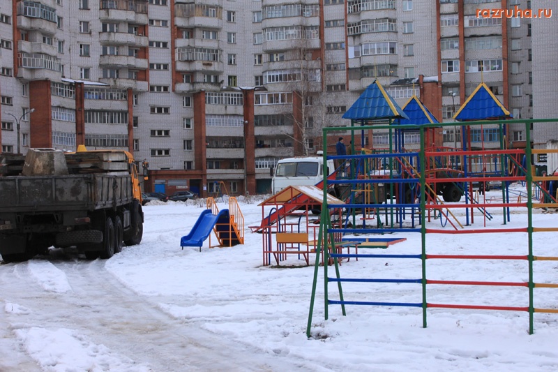 Чебоксары - Строительство дома на детской площадке