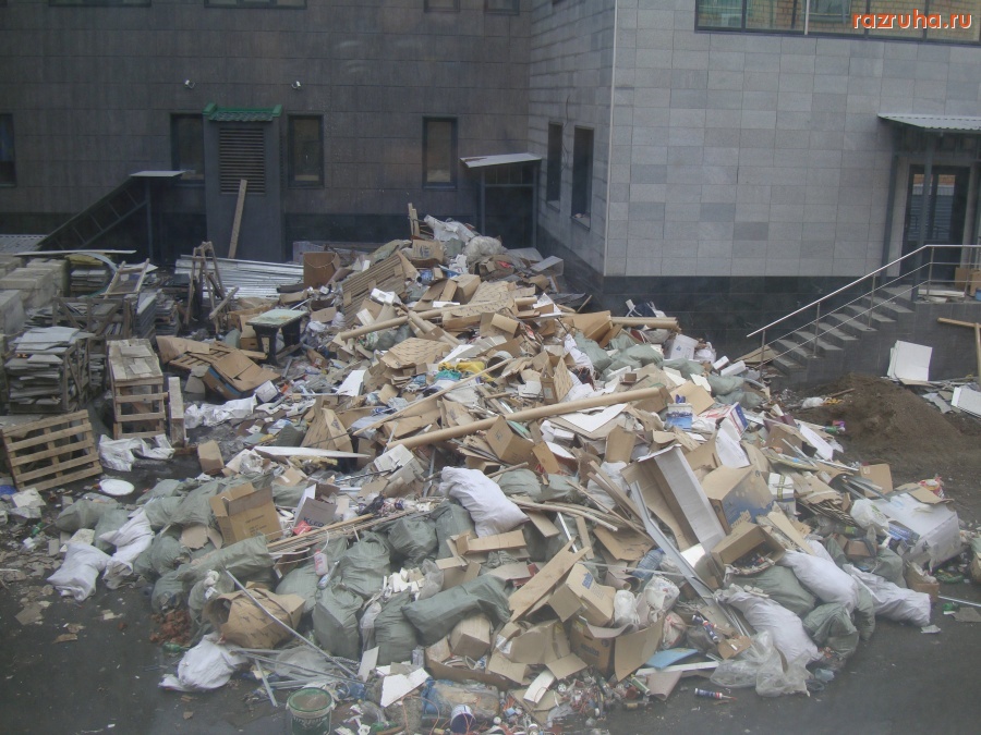 Красноярск - Мусор во дворе на Маерчака 16