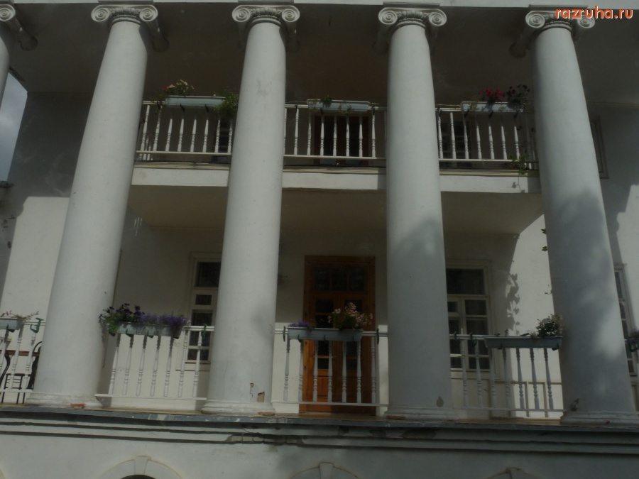 Углич - Покрасить бы колонны