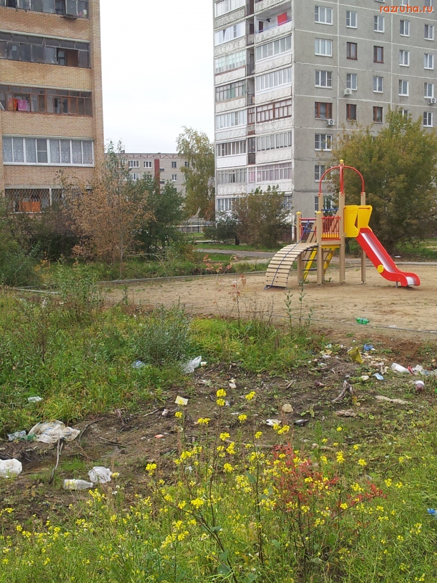 Воскресенск - Мусор рядои с детской площадкой - рядом с магазином Пятерочка