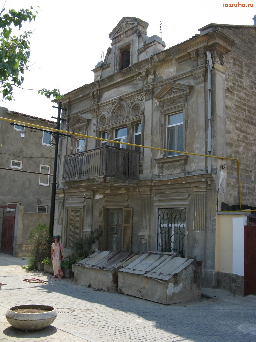 Евпатория - Типичный дом центра города.