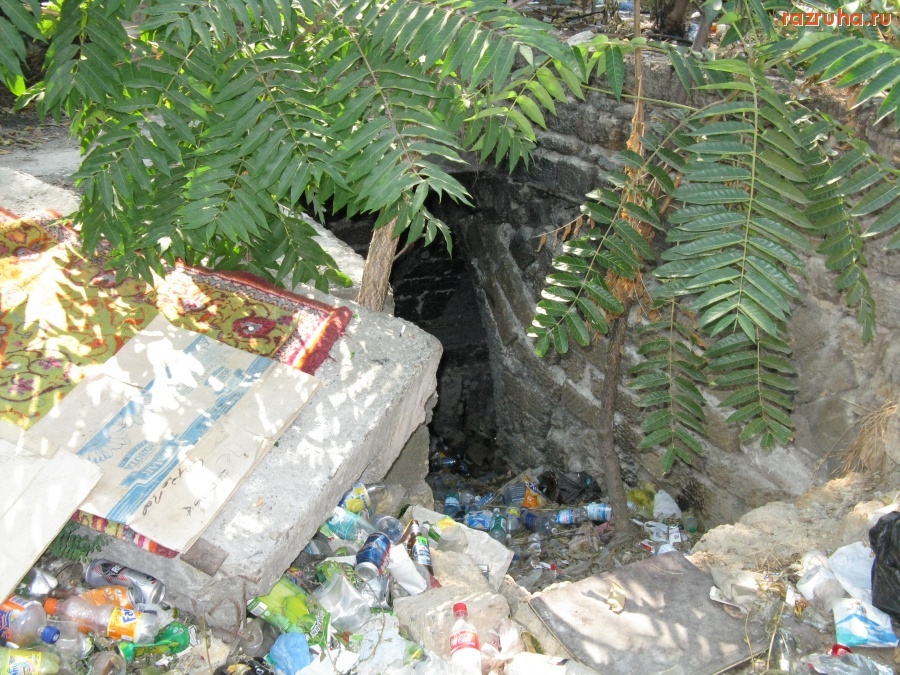 Евпатория - Свалка на руинах дома в центре города.