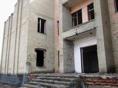 Шахтёрск - Заброшенное здание бывшего агробанка 