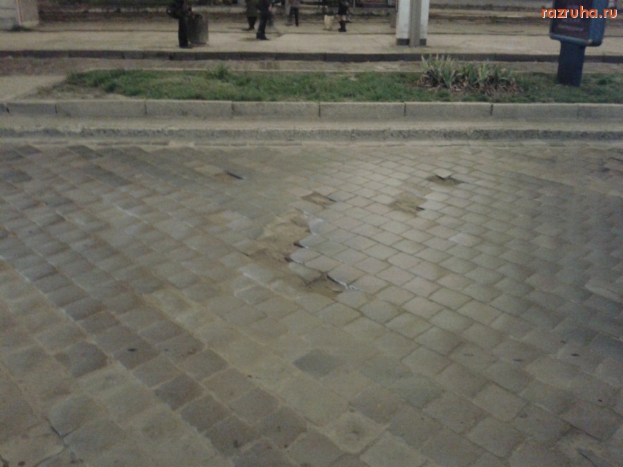 Львов - дырки в брусчатке