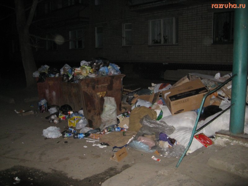 Николаев - У подъезда