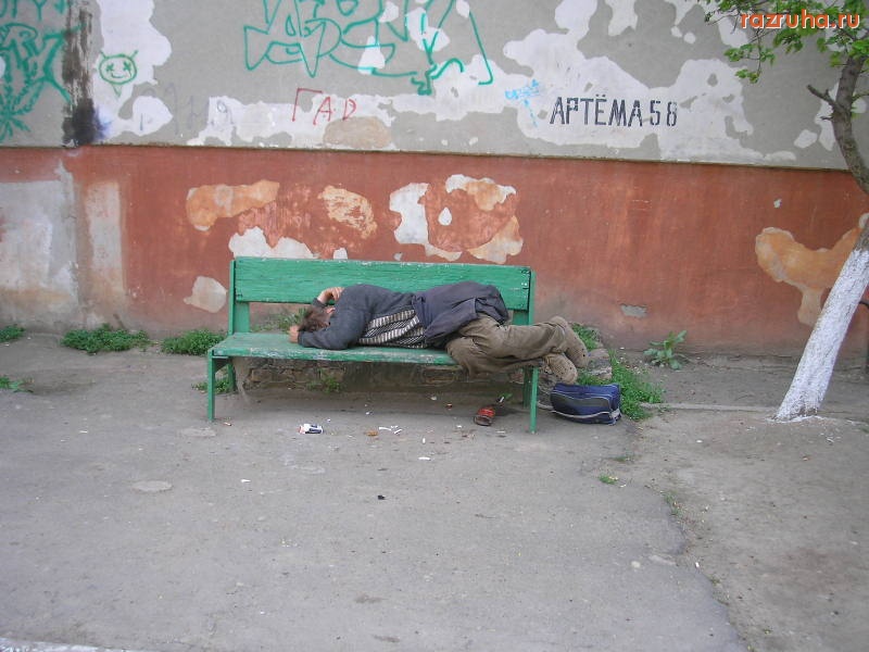 Николаев - пьяное тело на скамейке