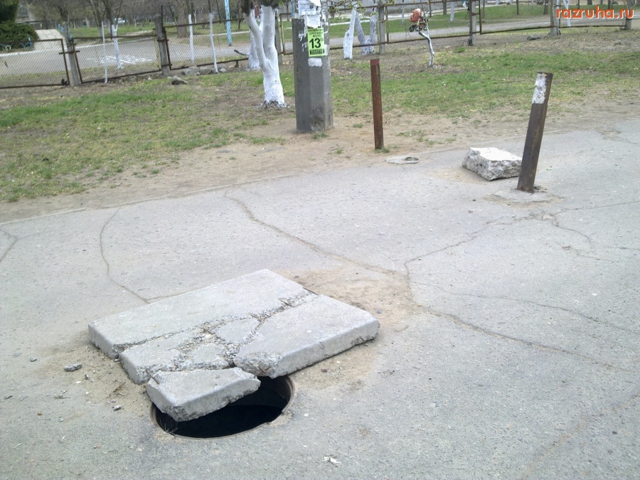 Николаев - Тротуар с колодцем