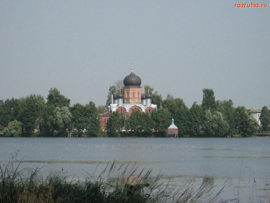 Покров - Монастырь на острове Введенском, на берегу которого россияне 