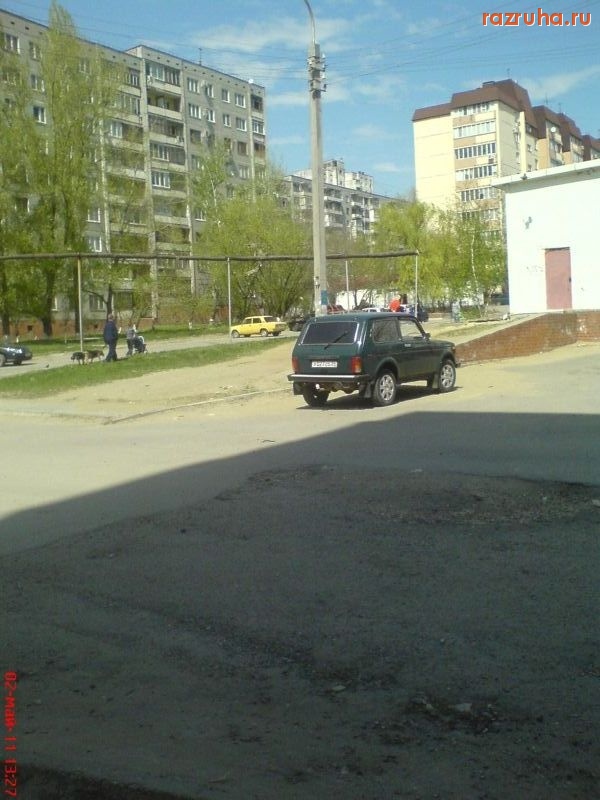 Волгоград - Брошенный трубопровод и разваленная пешеходная дорожка возле магазина 