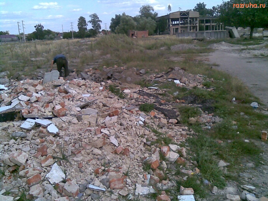 Славута - Бывший работник завода в поисках металлолома...