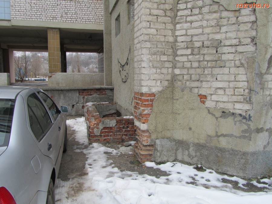 Канев - магазин под домом по ул. Героев Днепра 45