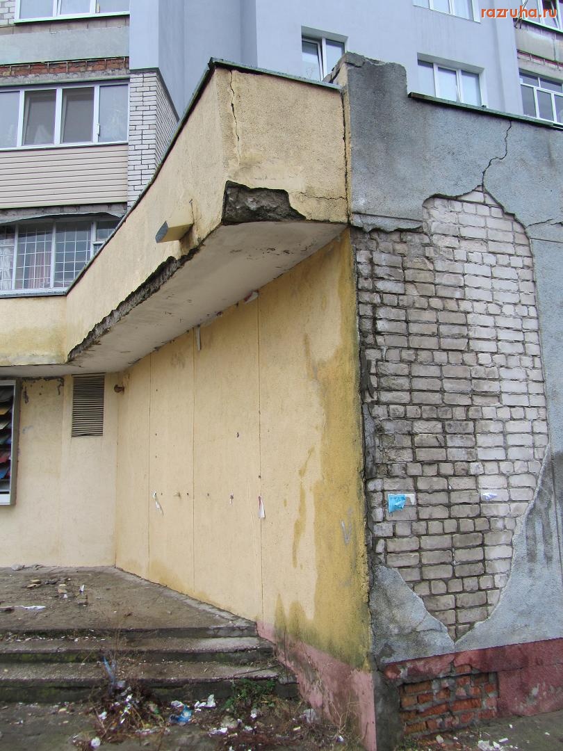 Канев - Сыпится стена библиотеки им. Т. Шевченко