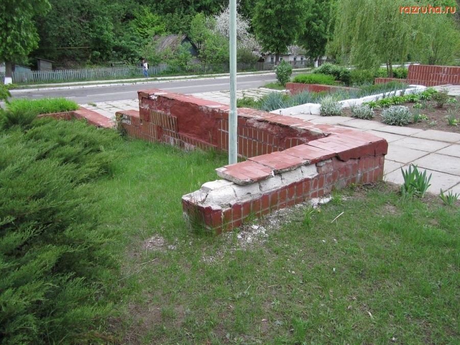 Канев - Клумбы школы №6 разрушаются