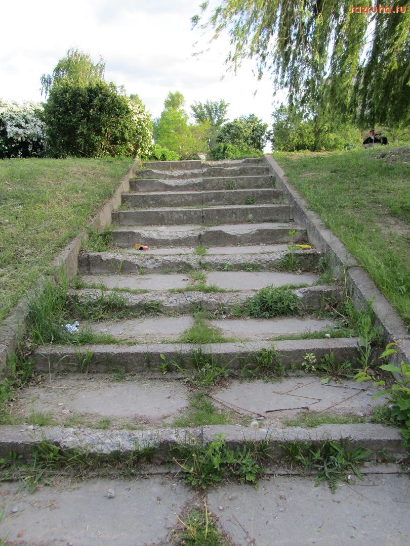 Канев - Сыпятся ступеньки в центральном парке