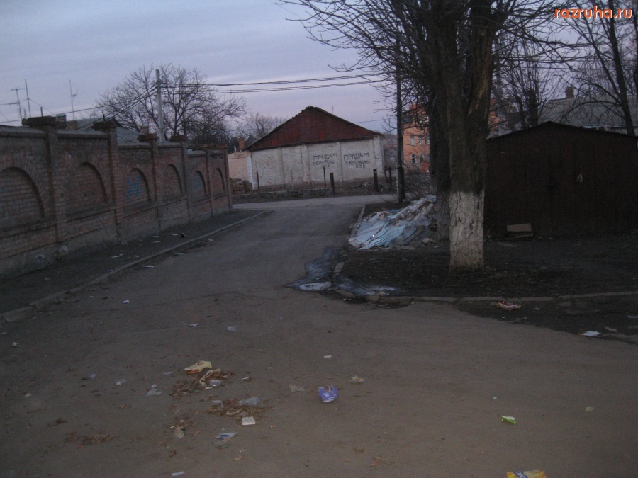 Умань - Умань Центральный Гастроном Советская 5, загадил нам выход из подезда.