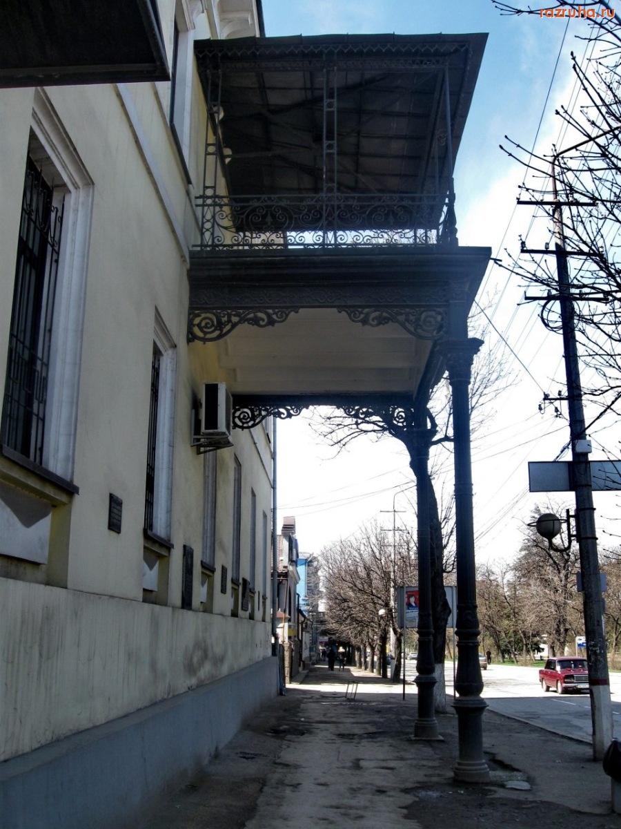 Симферополь - Тротуар в центре города.