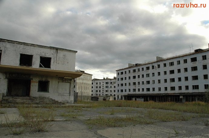 Кадыкчан - Кинотеатр (слева)