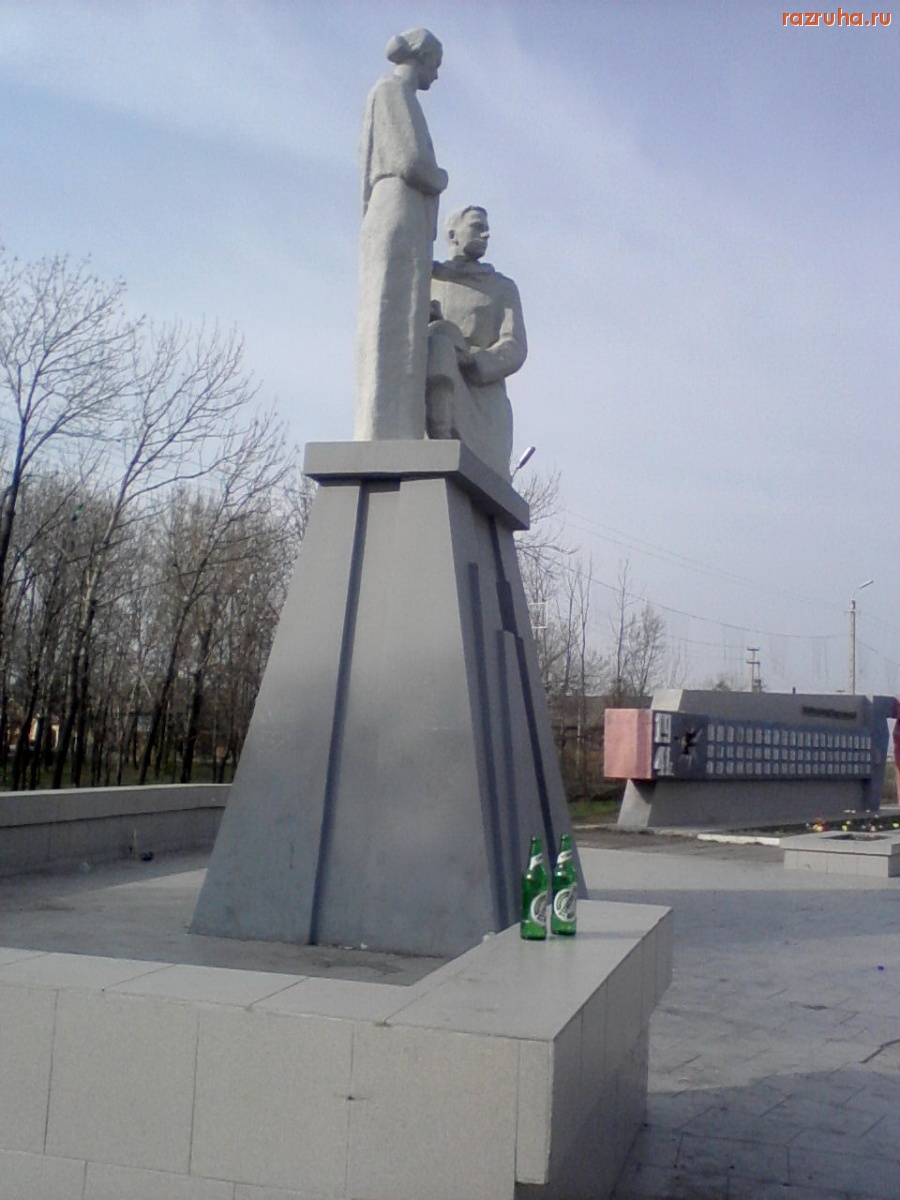 Архара - бутылки на памятнике