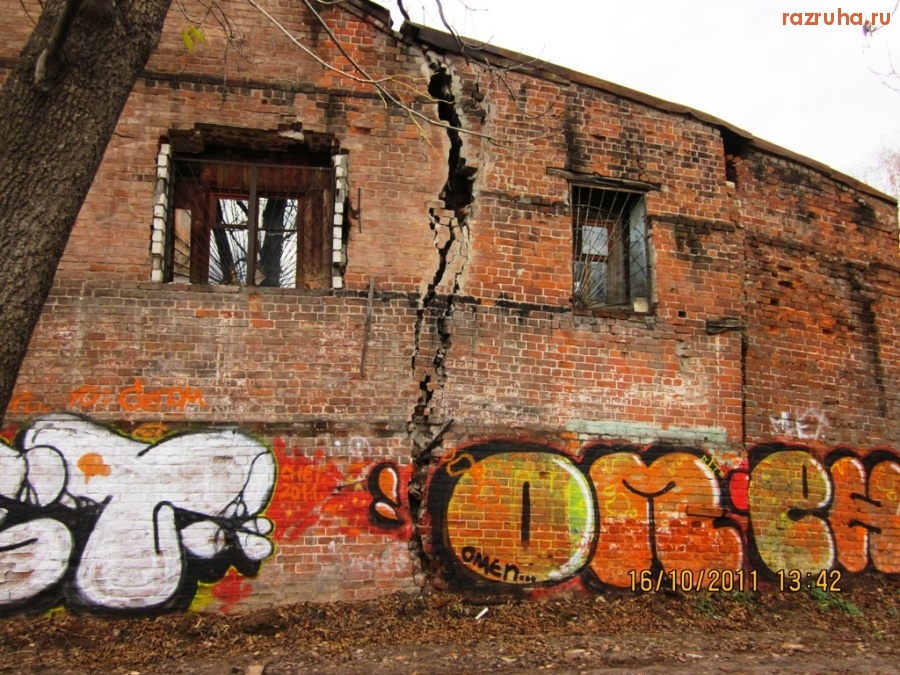 Нижний Новгород - трещины на стене на улице, м.п., ГОРЬКОГО!!