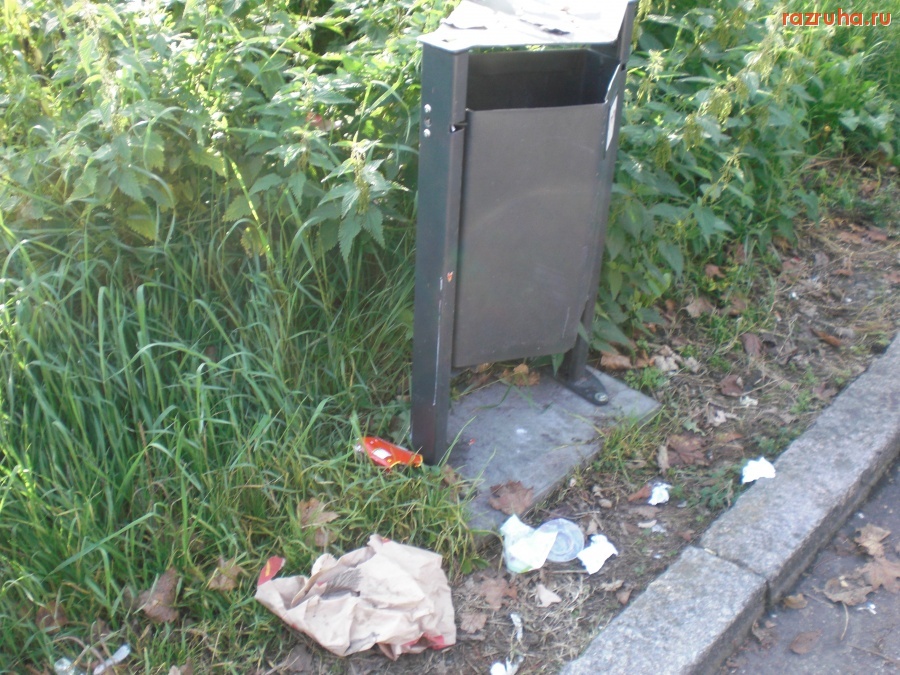 Франция - мусор возле мусора