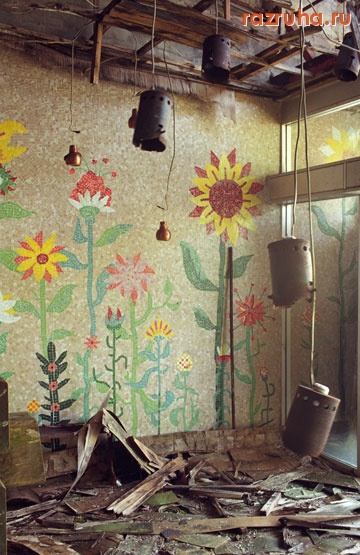 Хиросима - Стена перед входом в отель