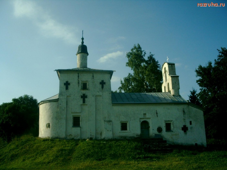 Изборск - Заброшенная церковь 2