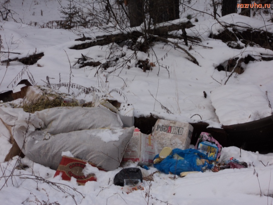 Северомуйск - молодежная улица теперь рядом с разобранными домами лежит и ВОТ ТАКОЕ ДДОБРО!!!