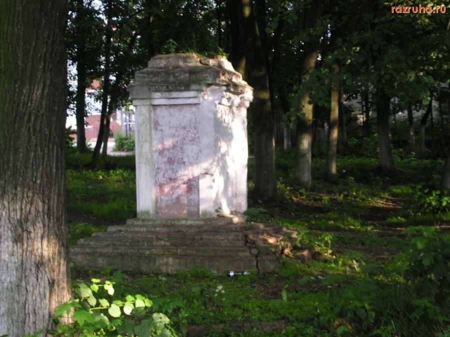 Никологоры - памятник эпохе новой власти (в центральном сквере)