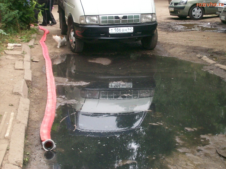 Рязань - МП ЖЭУ № 8  качает дерьмо из подвала прямо на тротуар