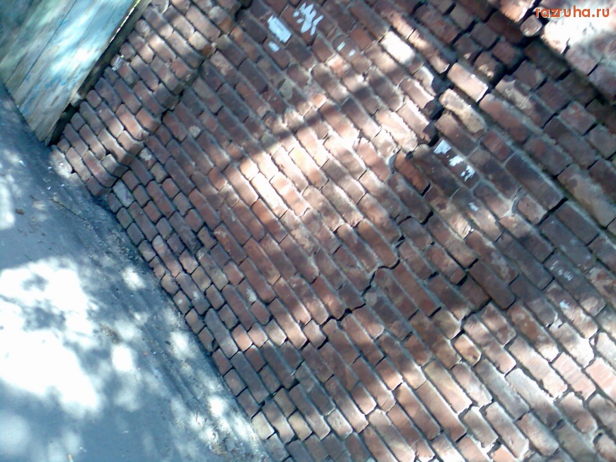 Курск - Достопримечательности у заброшенного дома.