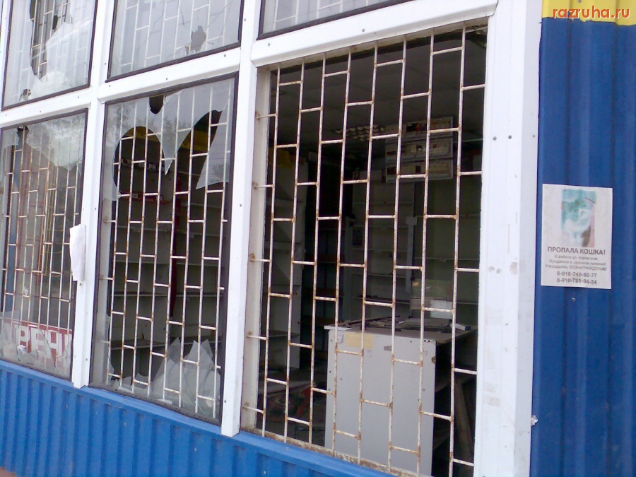 Курск - Магазин на остановке разгромлен.