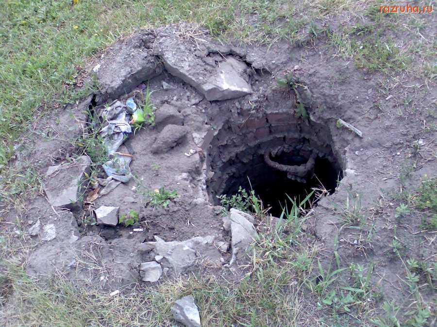 Курск - Открыт люк у остановки 