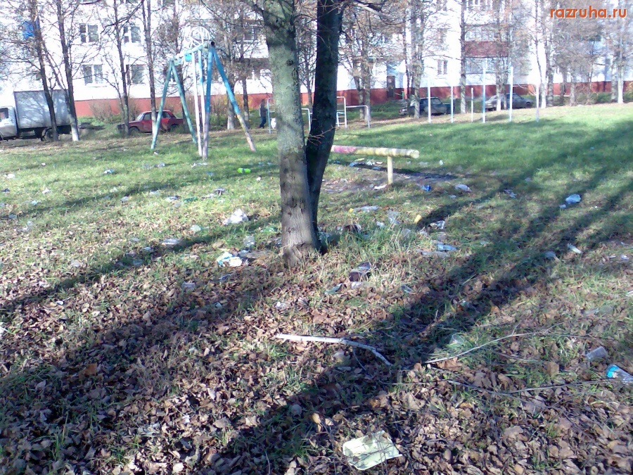 Курск - Мусор у лавочек