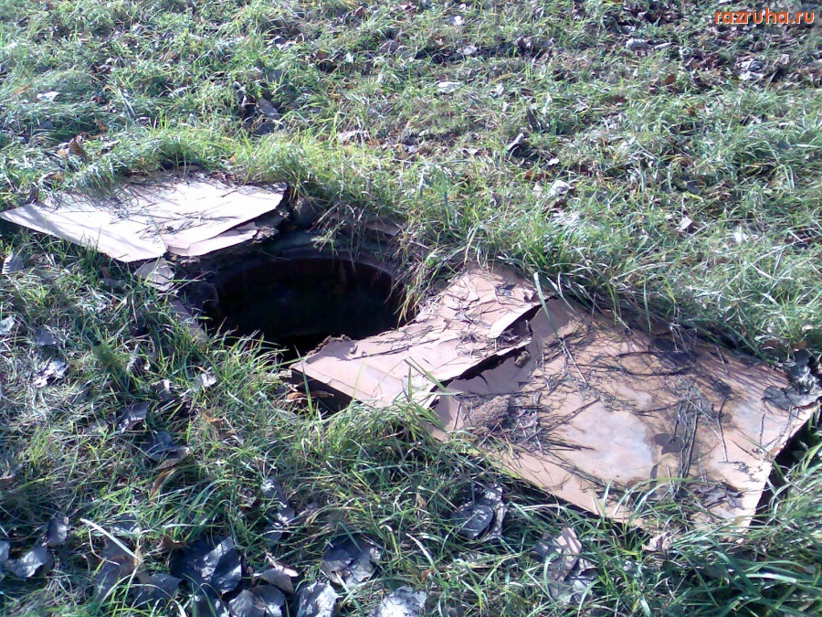 Курск - Открытый люк возле 8 поликлиники