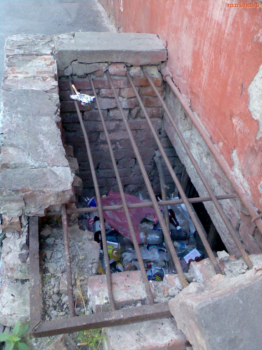 Курск - Мусор в подвальных окнах