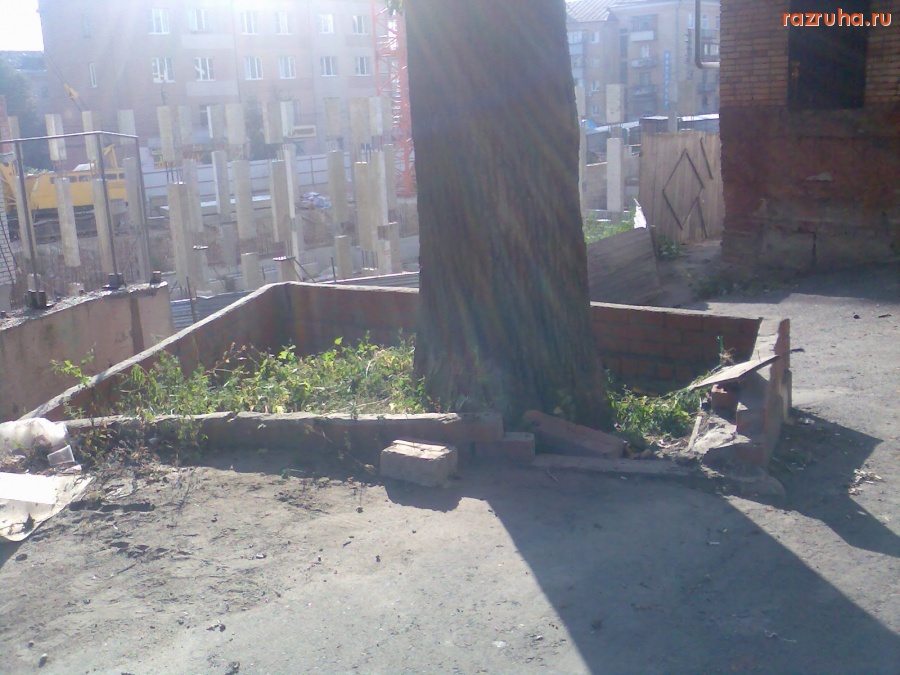 Курск - Разваленный угол газона