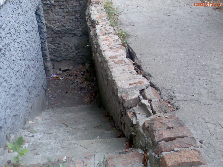 Курск - Скоро обрушится стенка входа в подвал