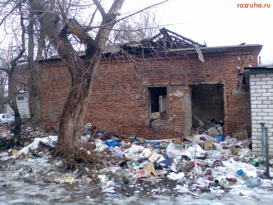 Курск - Много мусора у руин