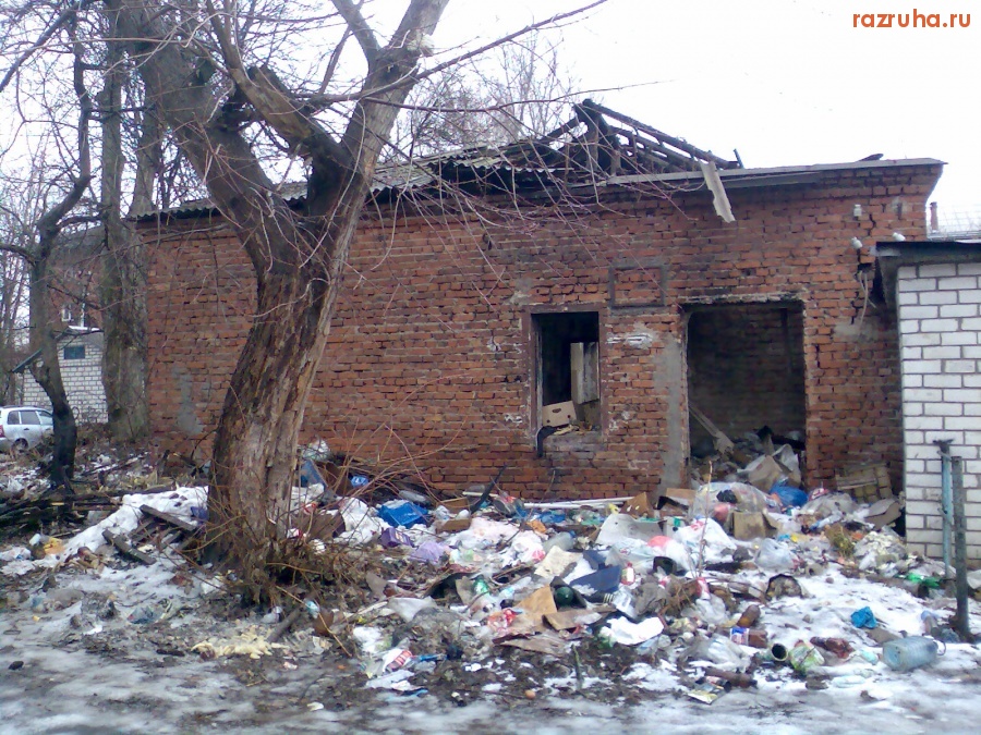 Курск - Много мусора у руин
