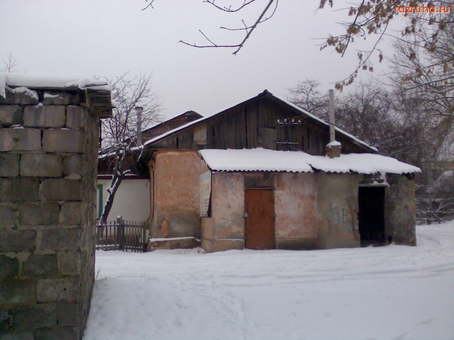 Курск - Ветхий магазин у ветхого сарая