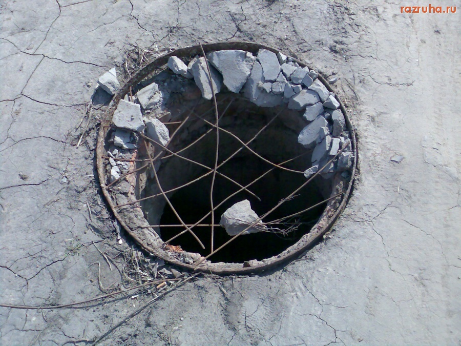 Курск - Люк с разрушенной крышкой