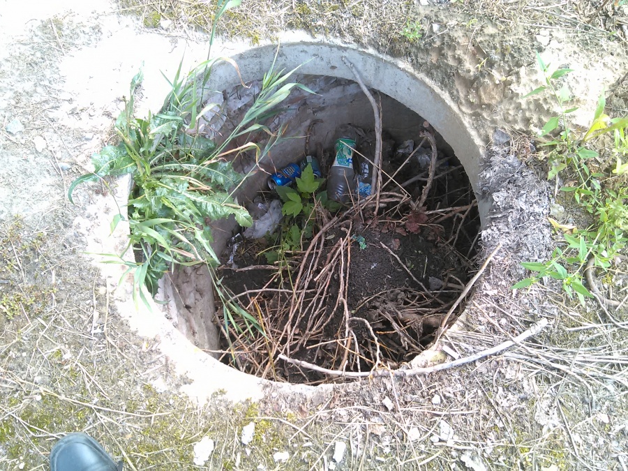 Курск - Открытый загаженный люк