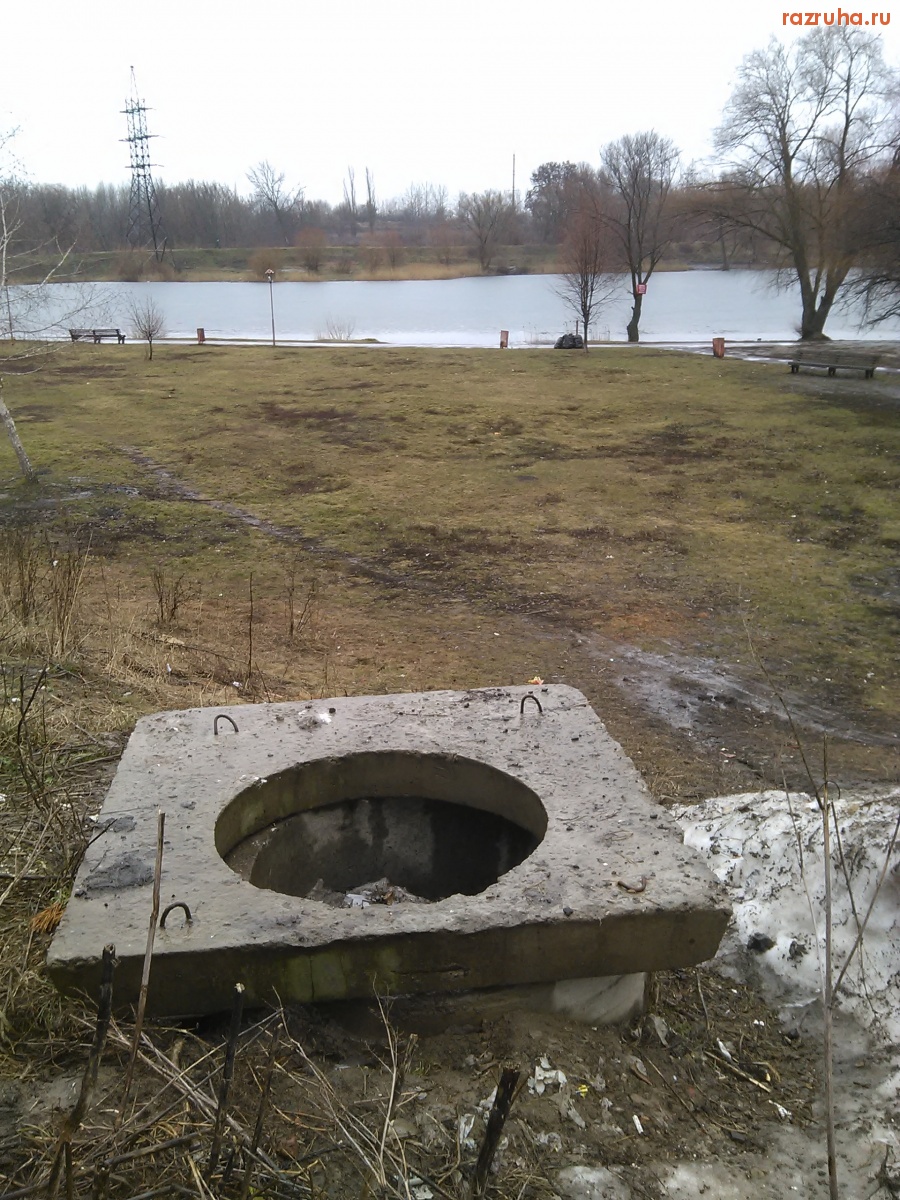 Курск - Открытый люк загаженный