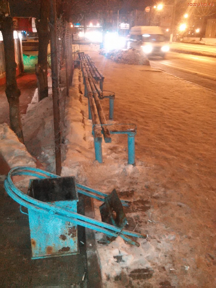 Курск - На остановке лавка