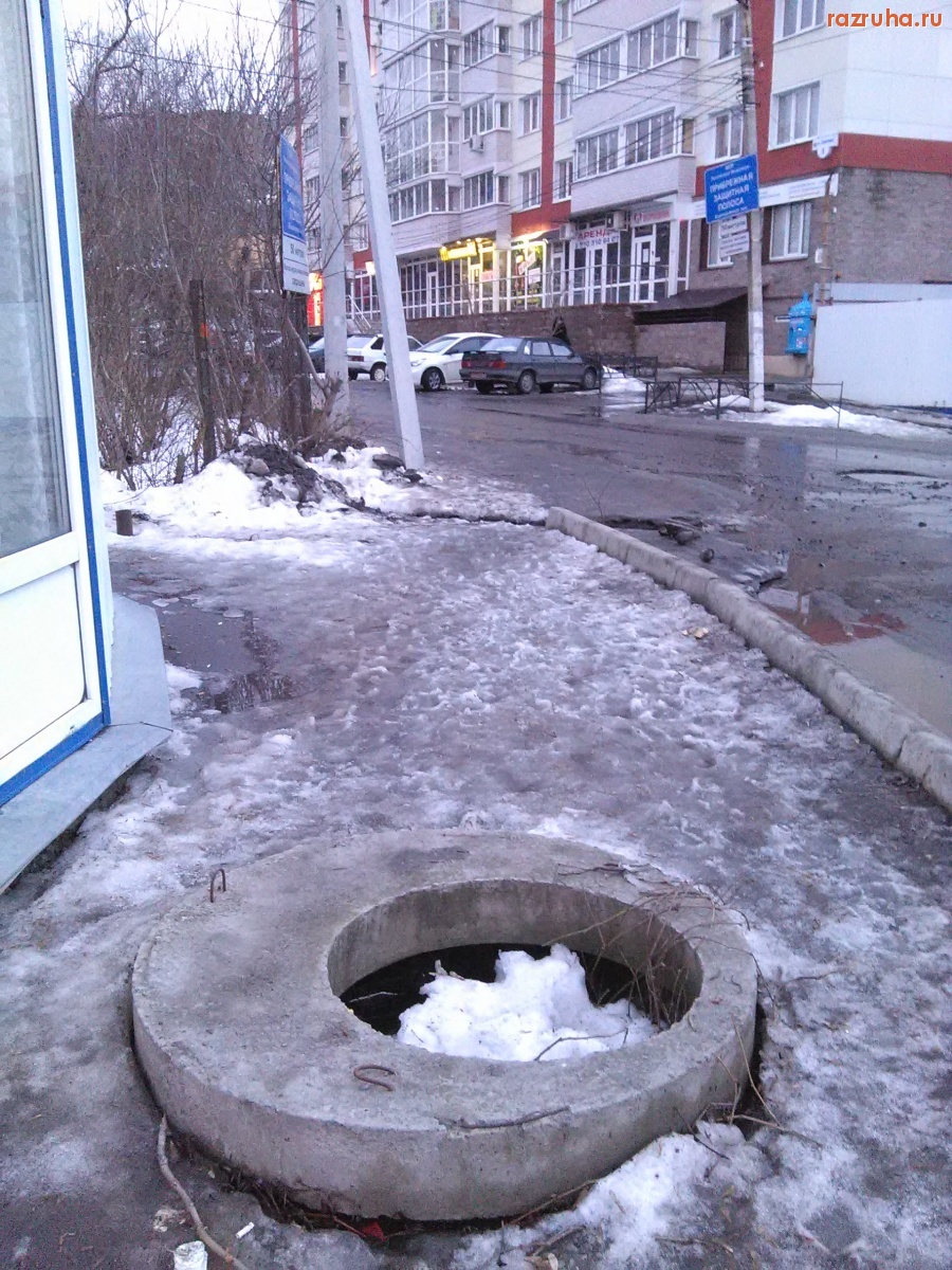 Курск - Люк возле магазина