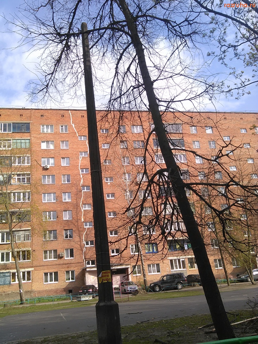 Курск - Столб на фоне трещины