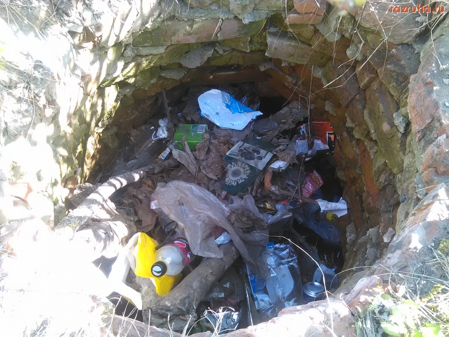 Курск - Открытый люк у забора