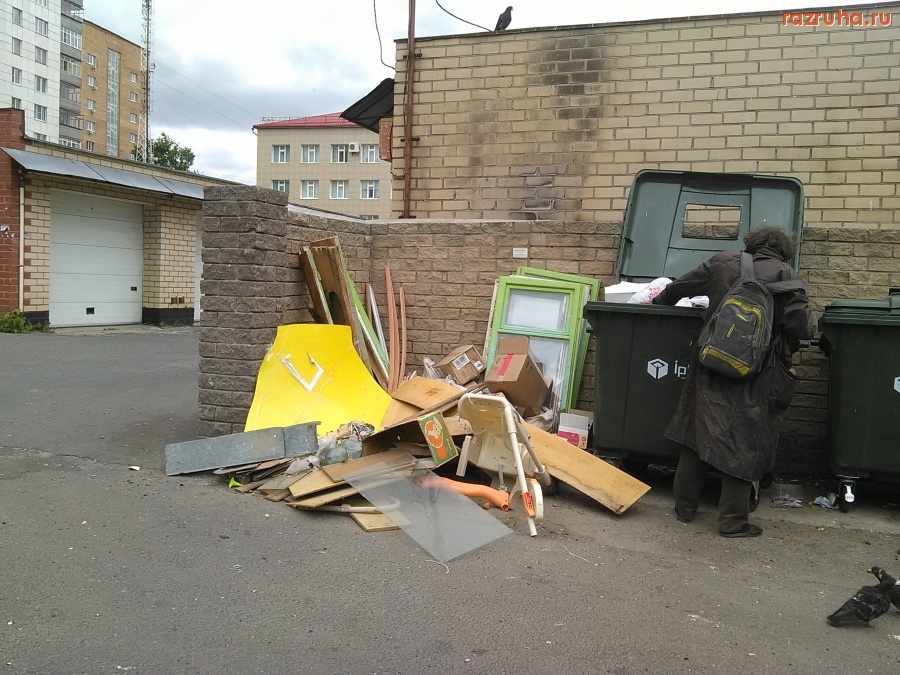 Курск - Бомж копается в помойке