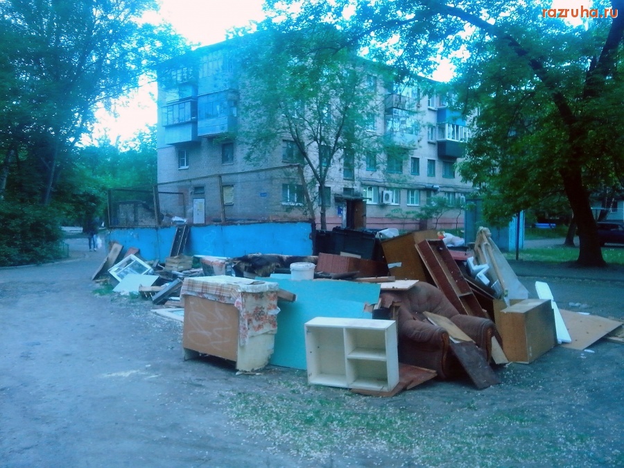 Курск - Куча хлама на помойке