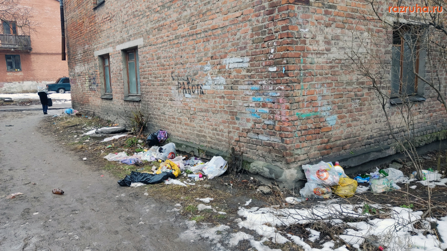 Курск - Мусор у стены
